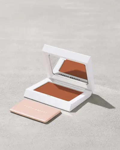 Bright Fix Instant Brightening + Blurring Powder Fenty Beauty — textura e acabamento
