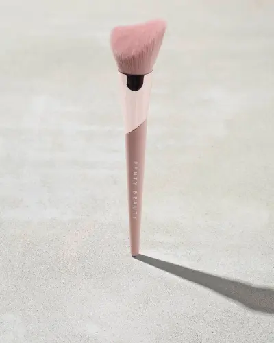 Cheek-Hugging Bronzer Brush 190 — detalhe 43
