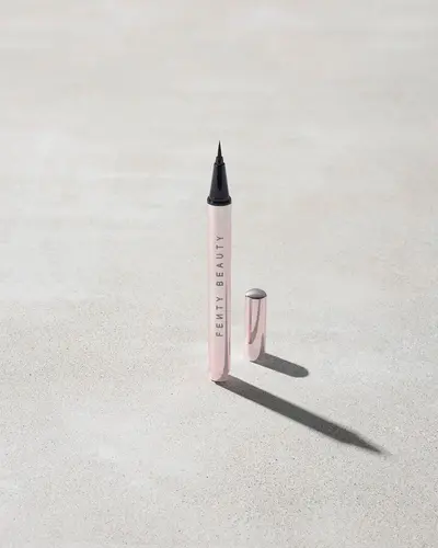 Flyliner Longwear Liquid Eyeliner Fenty Beauty — textura e acabamento