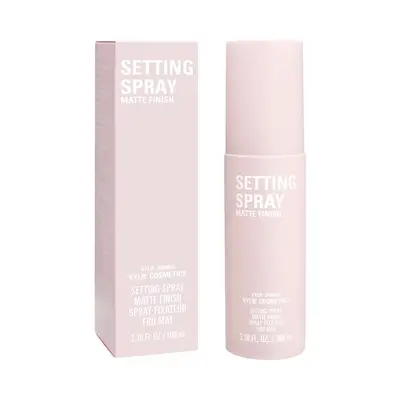 KYLIE COSMETICS Power Plush Setting Spray Kylie Cosmetics — textura e acabamento