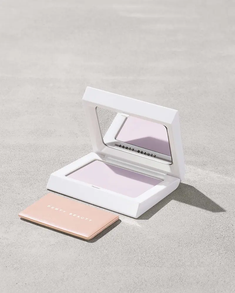Bright Fix Instant Brightening + Blurring Powder Fenty Beauty — embalagem e produto