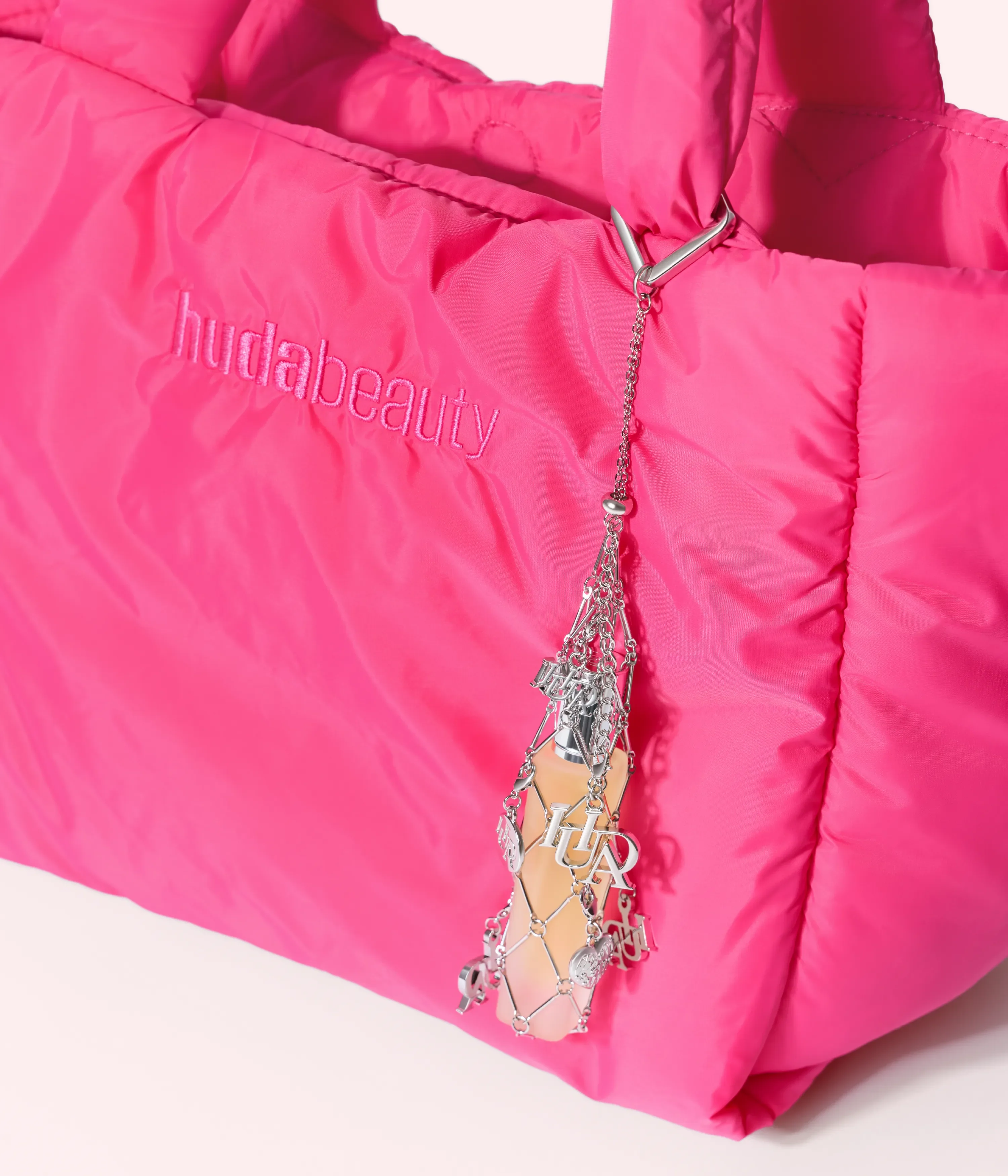 Travel Spray Fragrance Holder With Charms Huda Beauty — detalhe 4