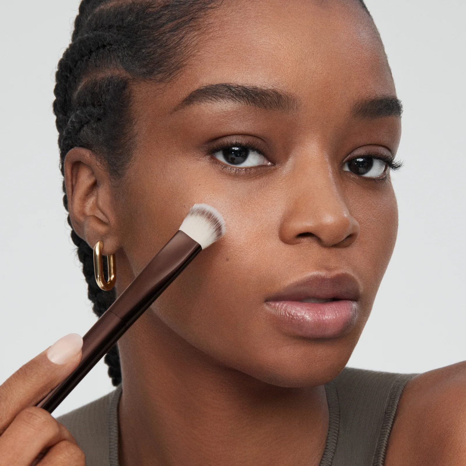 Vanish™ Seamless Finish Concealer Brush Hourglass — detalhe 5