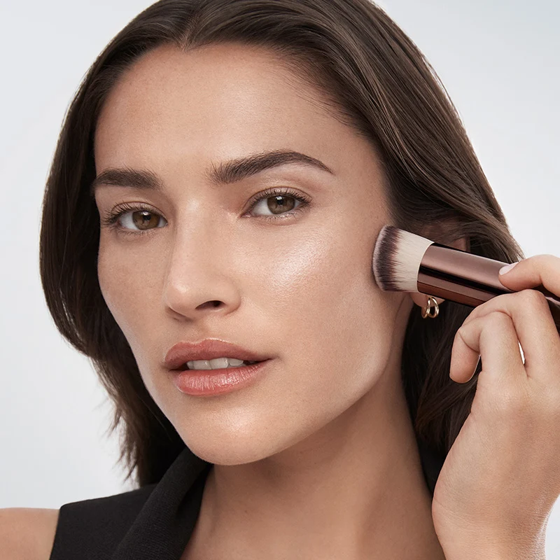 Vanish™ Seamless Finish Foundation Brush Hourglass — detalhe 3